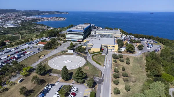 Izola, 18.08.2024Bolni&scaron;nica Izola, iz zraka, avio posnetekSBI Bolnica