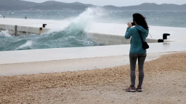 Močan veter piha tudi ob obali, zato veljajo omejitve prometa za nekatere skupine vozil.