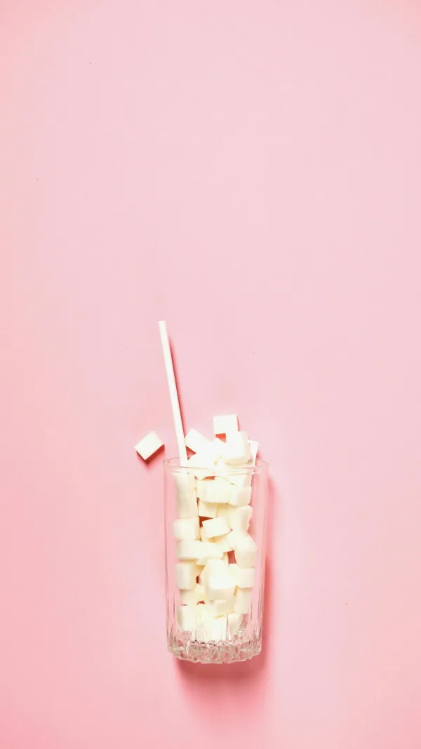 Ena večja pločevinka lenergijske pijače ahko vsebuje do 50&ndash;55 gramov sladkorja.