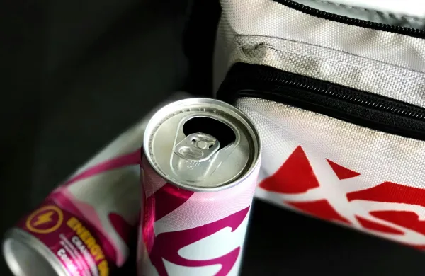 Energijske pijače niso primerljive z navadnimi brezalkoholnimi napitki. Njihova glavna sestavina je kofein.