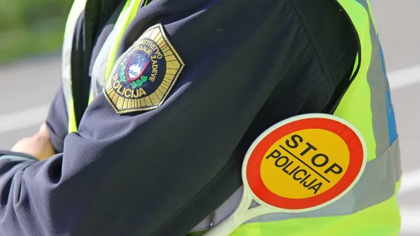V Tribanu motoristu zasegli vozilo, sledila visoka kazen