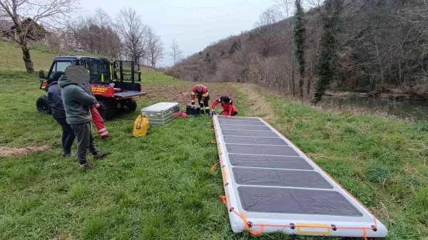 Napihljiv splav se je izkazal kot odličen pripomoček za re&scaron;evanje na vodi.
