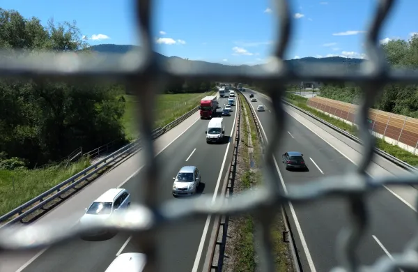 Vrhnika.Promet na primorski avtocesti.