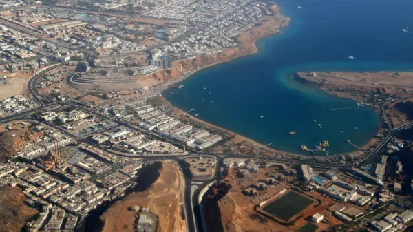 Egipt, Sarm el Sejk.V egiptovskem Sarm el Sejku se je zacela 27. konferenca Zdruzenih narodov o podnebnih spremembah (COP27).Zracni posnetek Sarm el Sejka v Egiptu.