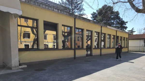 Montessori osnovna &scaron;ola Koper bo delovala na Vojkovem nabrežju v Kopru, v prostorih nekdanjega vrtca Čebelica.