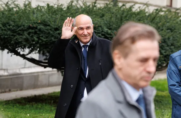 Ljubljana, predsedniska palaca.Neformalni pogovori predsednice republike Natase Pirc Musar s predsednico in predsedniki strank, ki so se po neuradnih izidih parlamentarnih volitev uvrstile v DZ.Prihod predsednika SDS Janeza Janse.