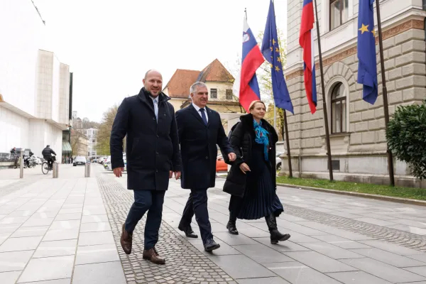 Ljubljana, predsedniska palaca.Neformalni pogovori predsednice republike Natase Pirc Musar s predsednico in predsedniki strank, ki so se po neuradnih izidih parlamentarnih volitev uvrstile v DZ.Prihod predsednika NSi Jerneja Vrtovca, predsednika Fokusa Marka Lotrica in predsednice SLS Tine Bregant.