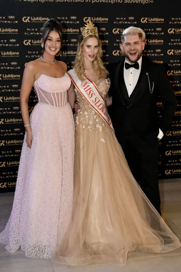 Voditelja večera Klemen Bunderla in Maja Čolić ter lanskoletna zmagovalka naslova Miss Slovenije Amadea Zupan.
