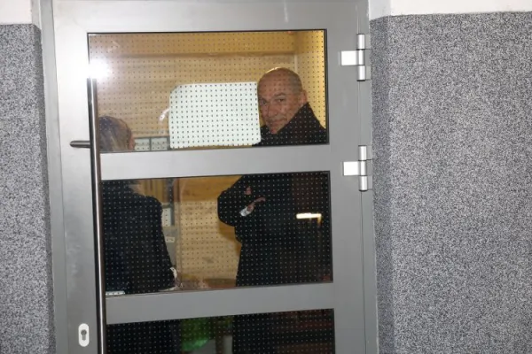 Je bil &scaron;ef paraobve&scaron;čevalcev Black Cube na Trstenjakovi le na kavici?
