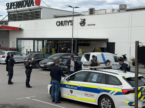 Nekaj minut pred 13. uro sta domnevno dva tatova na Mercatorjevem parkiri&scaron;ču v koprski &Scaron;alari sku&scaron;ala ukrasti denar iz avta varnostne službe. 