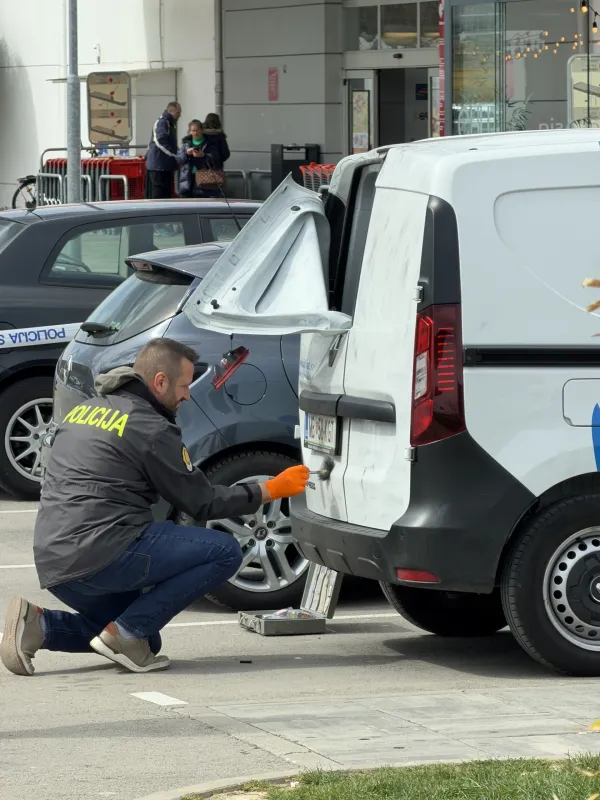 Policisti in kriminalisti so v nekaj minutah prihiteli na prizori&scaron;če poskusa tatvine, zavarovali prostor in z zvitih zadnjih vrat pobrali sledi.