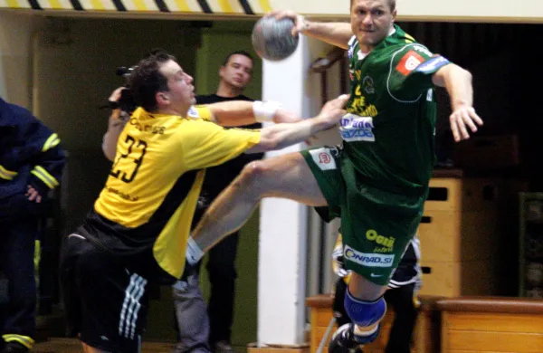 Hrpelje, 24.12.2005Rokomet Gold Club: Celje Pivovarna La&scaron;k,Eduard Kok&scaron;arov (23) in Zoran Jovičič (33)Foto: Zdravko Primožič/FPA