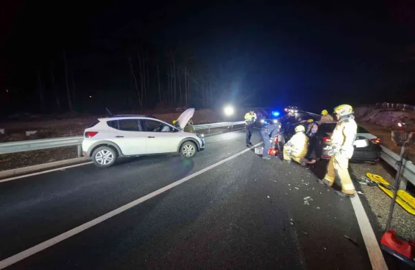 Prehitevala kombi in čelno trčila v avto