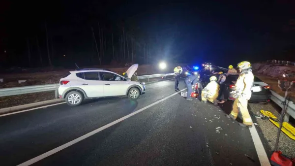 Prehitevala kombi in čelno trčila v avto