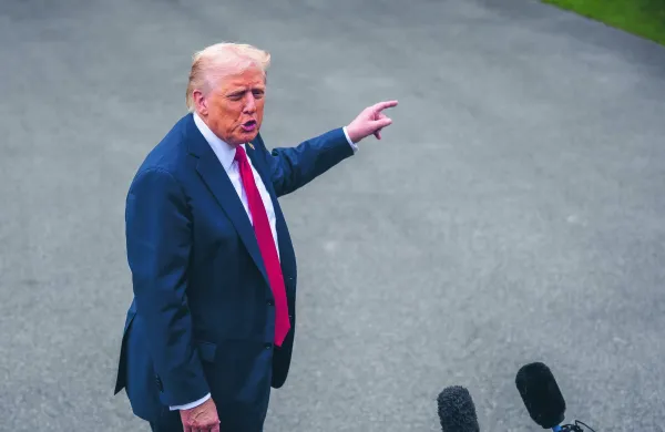 Ameri&scaron;ki predsednik Donald Trump v pogovoru z novinarji pred Belo hiso.