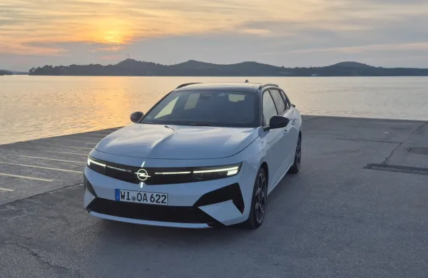 Opel astra ostaja zanimiva, ker ima voljo dve karoserijski izvedbi in veliko pogonskih alternativ. 