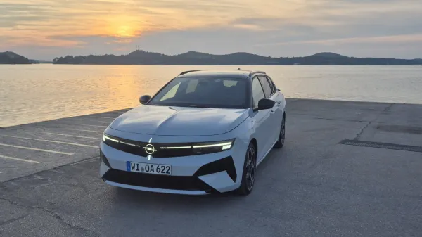 Opel astra ostaja zanimiva, ker ima voljo dve karoserijski izvedbi in veliko pogonskih alternativ. 