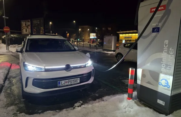 Volkswagen tiguan se kot priključni hibrid v vozni&scaron;kem smislu zelo dobro izkaže. Predvsem na račun učinkovitega pogonskega sklopa.
