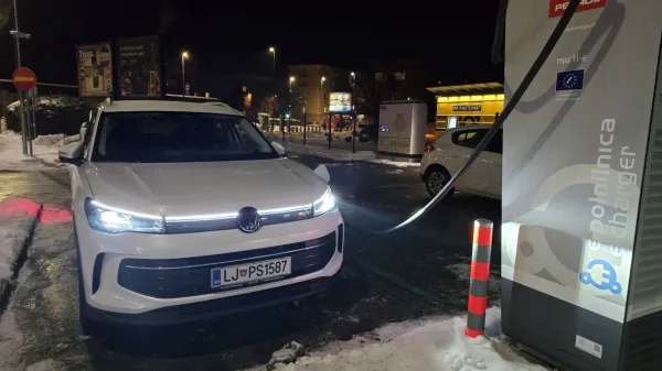 Volkswagen tiguan se kot priključni hibrid v vozni&scaron;kem smislu zelo dobro izkaže. Predvsem na račun učinkovitega pogonskega sklopa.