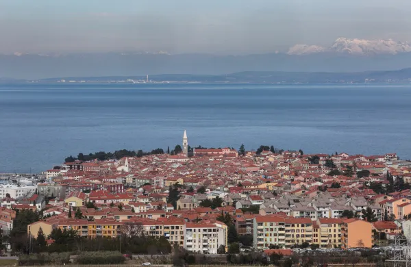 Izola, 24.02.2019Izola, Izola panorama, mesto, morje, alpe, hi&scaron;e, bloki, stanovanja, cerkev, izolski polotok, izola polotok