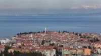 Izola, 24.02.2019Izola, Izola panorama, mesto, morje, alpe, hi&scaron;e, bloki, stanovanja, cerkev, izolski polotok, izola polotok