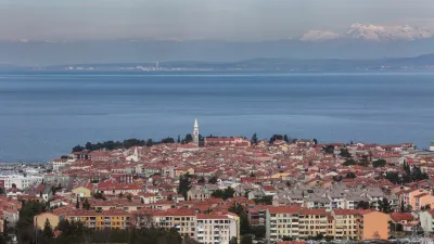 Izola, 24.02.2019Izola, Izola panorama, mesto, morje, alpe, hi&scaron;e, bloki, stanovanja, cerkev, izolski polotok, izola polotok