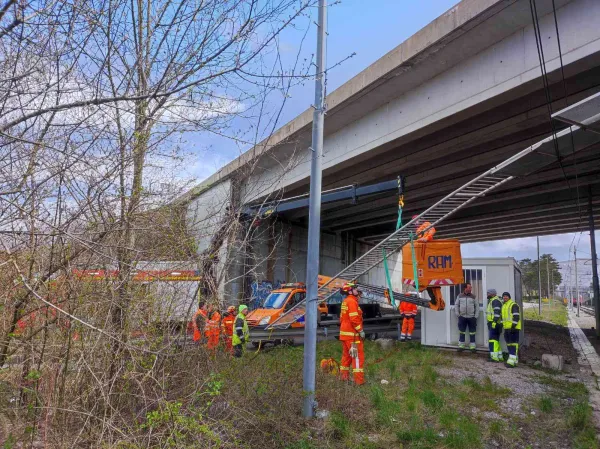 odtrgana ograja, ograja, avtocesta, divača