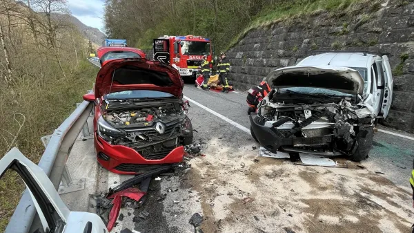 Huda prometna nesreča med Idrijo in Cerknim: helikopter pristal ob razbitinah