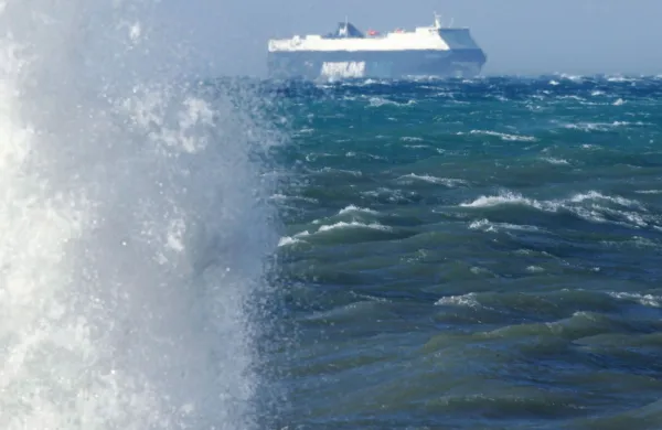 Koper, 24.01.2006Burja, visoki valovi in ladja, morjeFoto: Zdravko Primožič/FPA