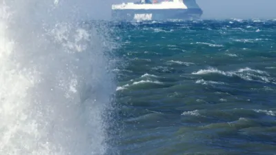 Koper, 24.01.2006Burja, visoki valovi in ladja, morjeFoto: Zdravko Primožič/FPA