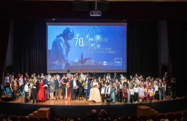 Naj svetijo se flavte in klarineti, naj nas objamejo glasbeni soneti