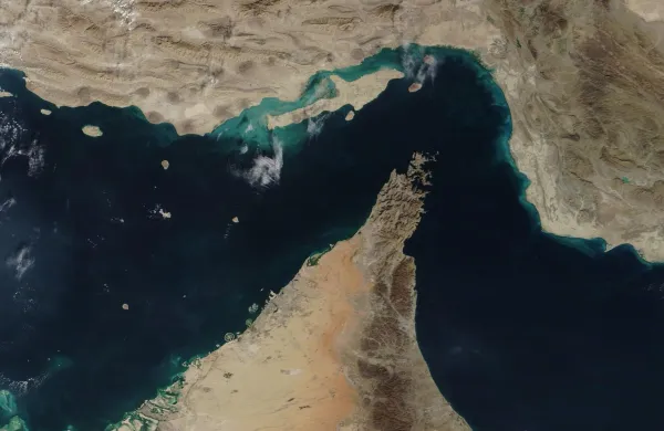Ozka Hormu&scaron;ka ožina leži med Perzijskim zalivom in Omanskim zalivom, ki ločuje Iran (sever) od Arabskega polotoka (jug).