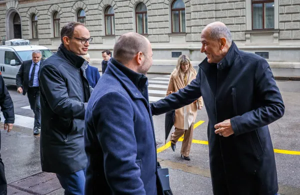 Ljubljana, vlada.Seja sveta za nacionalno varnost, ki jo je sklical predsednik vlade Robert Golob, na njej pa so razpravljali o kriznih razmerah v svetu in energetski varnosti ter tujih vplivih na volitve v Sloveniji.Predsednik Demokratov Anze Logar, predsednik NSi Jernej Vrtovec in predsednik SDS Janez Jansa ob prihodu na sejo.