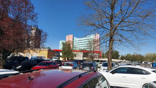 300 parkiri&scaron;č ob &scaron;empetrski bolni&scaron;nici ni dovolj za vse večji dnevni obisk, v vodstvu razmi&scaron;ljajo tudi o parkirnini