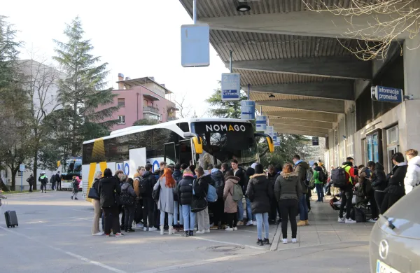 Ljudje opozarjajo na prezasedenost avtobusov, Nomago trdi drugače