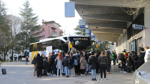 Ljudje opozarjajo na prezasedenost avtobusov, Nomago trdi drugače