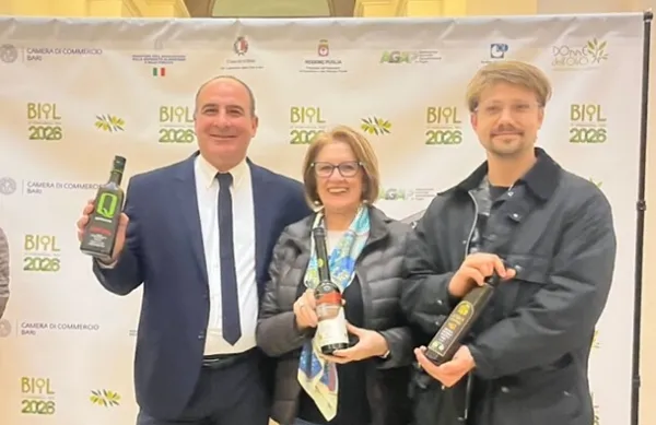 Slovenska predstavnika, ki sta se uvrstila v deseterico najbolj&scaron;ih pridelovalcev ekolo&scaron;kih oljčnih olj na svetu, in Rok Babič (desno) iz In&scaron;tituta za oljkarstvo ZRS Koper.
