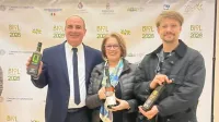 Slovenska predstavnika, ki sta se uvrstila v deseterico najbolj&scaron;ih pridelovalcev ekolo&scaron;kih oljčnih olj na svetu, in Rok Babič (desno) iz In&scaron;tituta za oljkarstvo ZRS Koper.