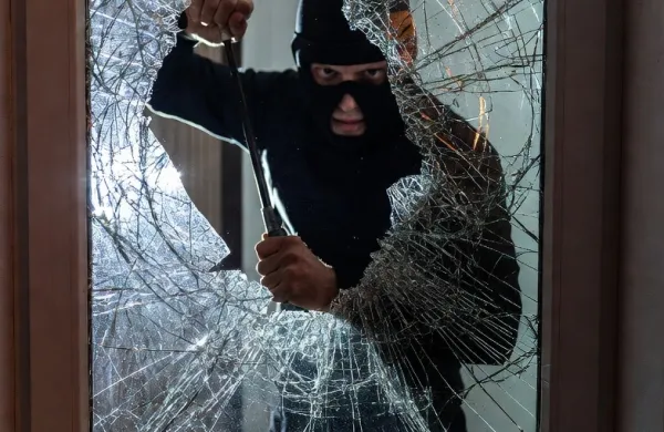 Moldavec pred policisti dvakrat bežal z ukradenim avtom