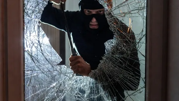 Moldavec pred policisti dvakrat bežal z ukradenim avtom