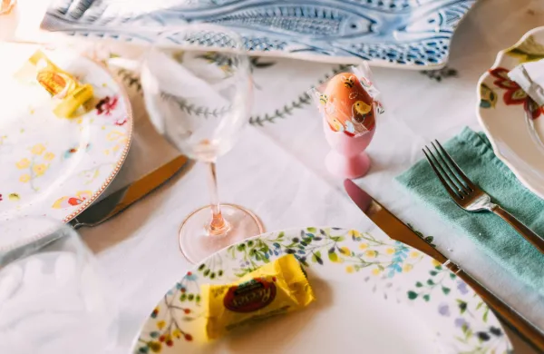 Pomladna, velikonočna barvna paleta je zelo hvaležna za ustvarjanje pogrinjkov v nežnih, pastelnih barvah.