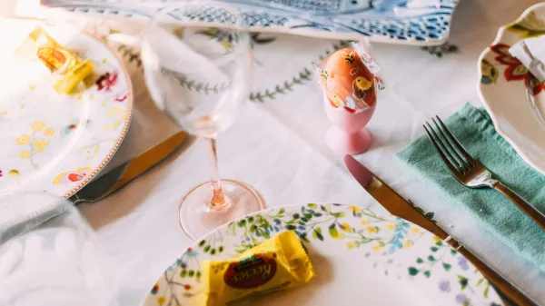 Pomladna, velikonočna barvna paleta je zelo hvaležna za ustvarjanje pogrinjkov v nežnih, pastelnih barvah.