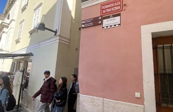 Ministrstvo za kulturo je prikimalo piranskim toponimskim tablam.