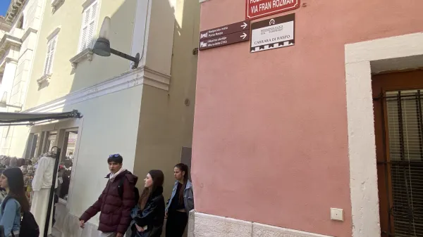 Ministrstvo za kulturo je prikimalo piranskim toponimskim tablam.