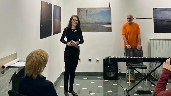 V Pavlovčevi galeriji so v petek odprli razstavo Silence/Ti&scaron;ina armenskega umetnika Bagrata Arazyana
