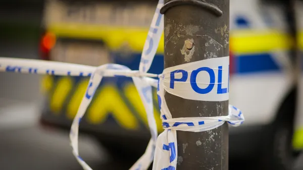 Ljubljana.Policijski trak, s katerim je zavarovano prizorisce zlocina.