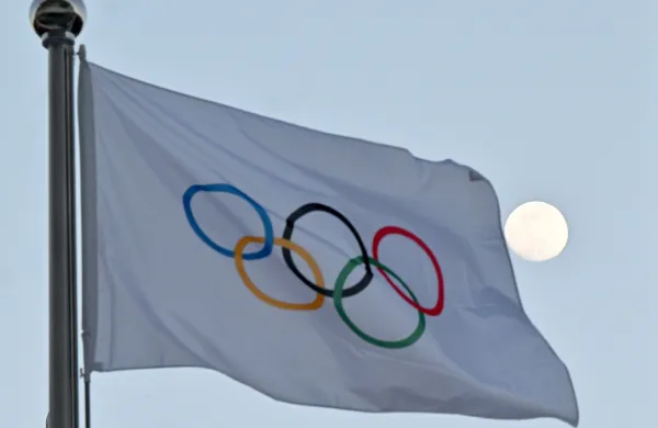 Zastava z olimpijskimi krogi.
