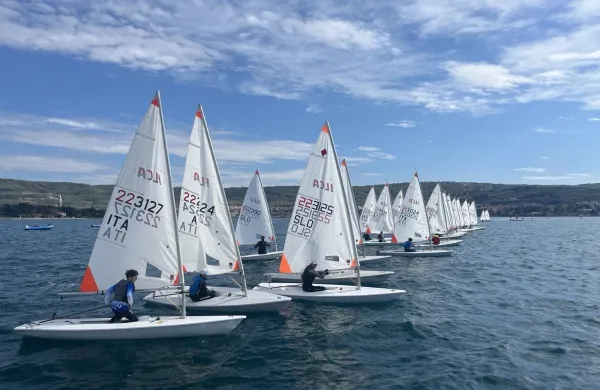 Pred Izolo jadralo skoraj 200 jadrnic, pred Portorožem pa 500 optimistov