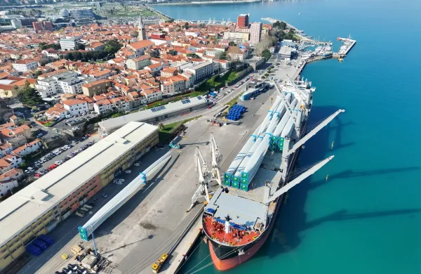 Elise, dolge 87 metrov, iz Kopra proti Avstriji