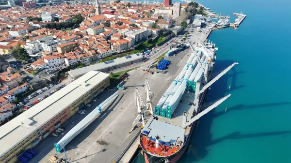 Elise, dolge 87 metrov, iz Kopra proti Avstriji
